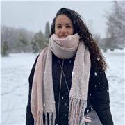 Mujer imparte clases particulares, estudiando la carrera de filologia hispanica